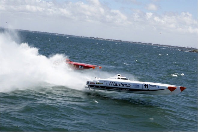 Acme and Maritimo contesting the lead © John Wheatley Urban Angles www.urbanangles.com.au